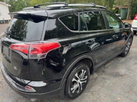 2017 Toyota Rav 4 LE (Black)