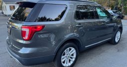 2017 Ford Explorer XLT (Gray)