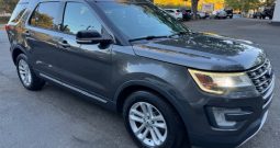 2017 Ford Explorer XLT (Gray)