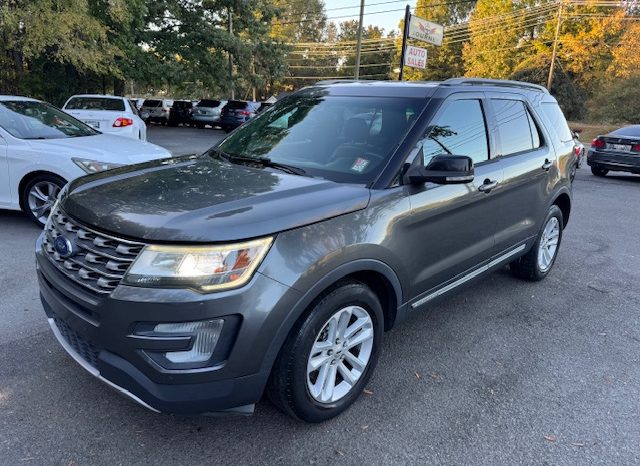 2017 Ford Explorer XLT (Gray)