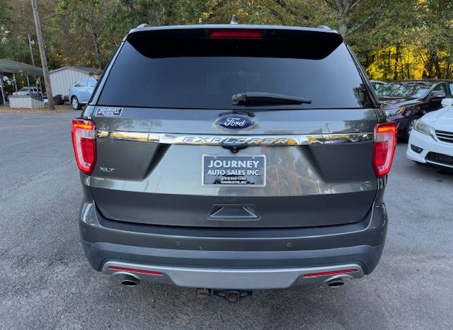 2017 Ford Explorer XLT (Gray)
