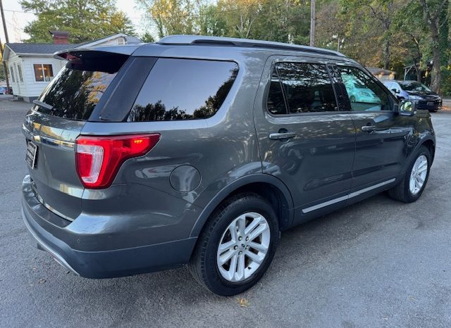 2017 Ford Explorer XLT (Gray)