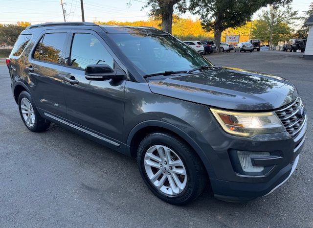 2017 Ford Explorer XLT (Gray)
